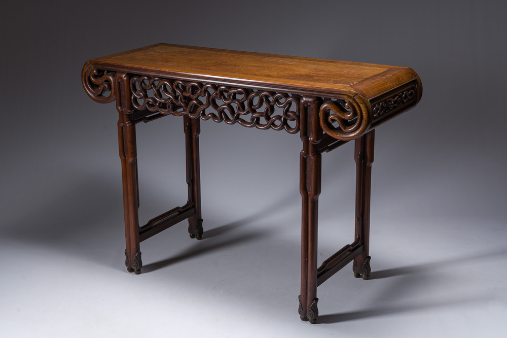 Table d'autel en bois sculpt&eacute; au plateau en bois de racine, Chine, 20&egrave;me si&egrave;cle