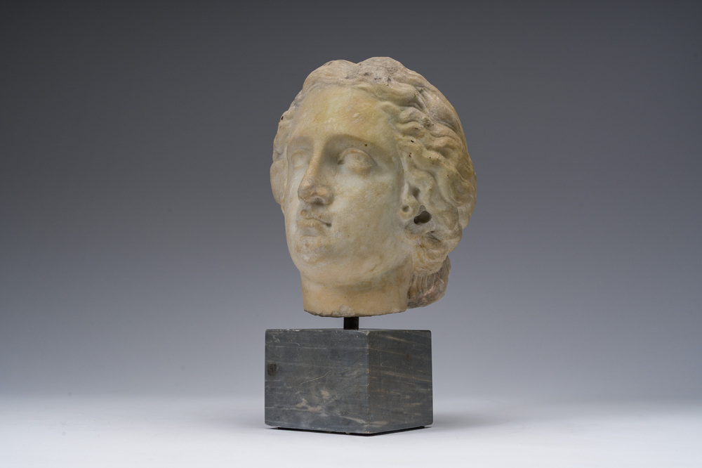 Apr&egrave;s les antiques: T&ecirc;te de dame, marbre sculpt&eacute; sur un socle en marbre, fin du 18&egrave;me si&egrave;cle