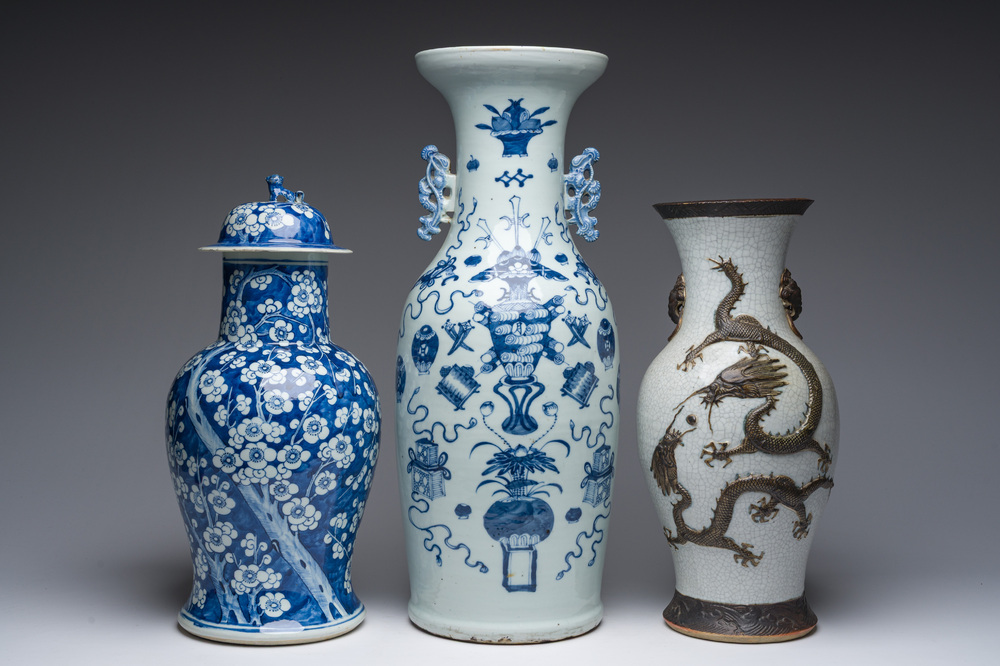 Un vase en porcelaine de Chine en bleu et blanc &agrave; d&eacute;cor de prunus, un &agrave; d&eacute;cor d'antiquit&eacute;s et un au dragon dit 'de Nankin', 19&egrave;me si&egrave;cle