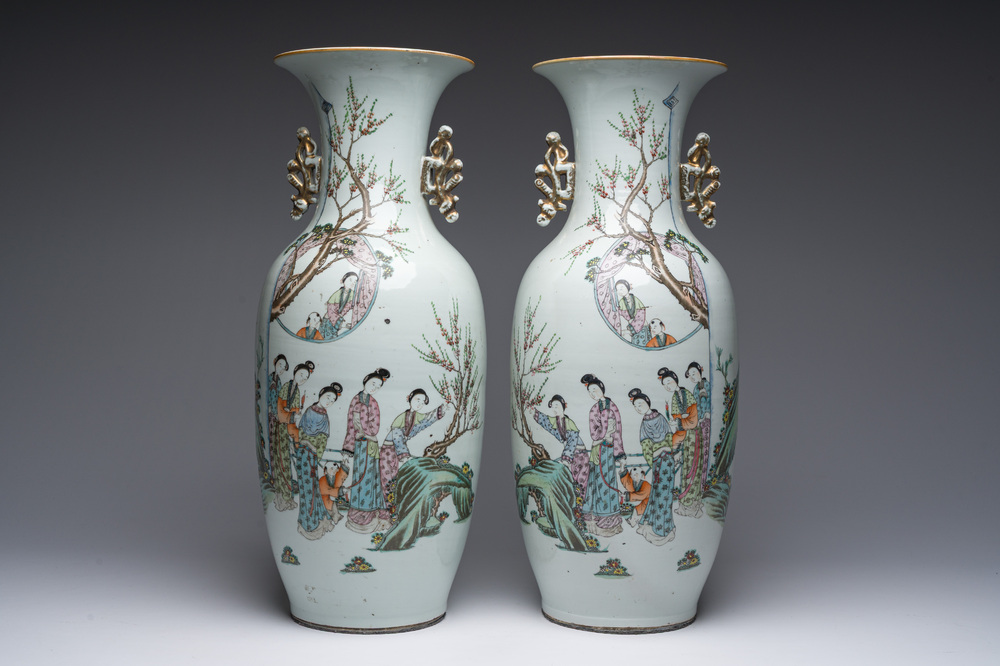 Paire de vases en porcelaine de Chine famille rose &agrave; d&eacute;cor de dames et d'enfants dans un jardin, 19&egrave;me/20&egrave;me si&egrave;cle