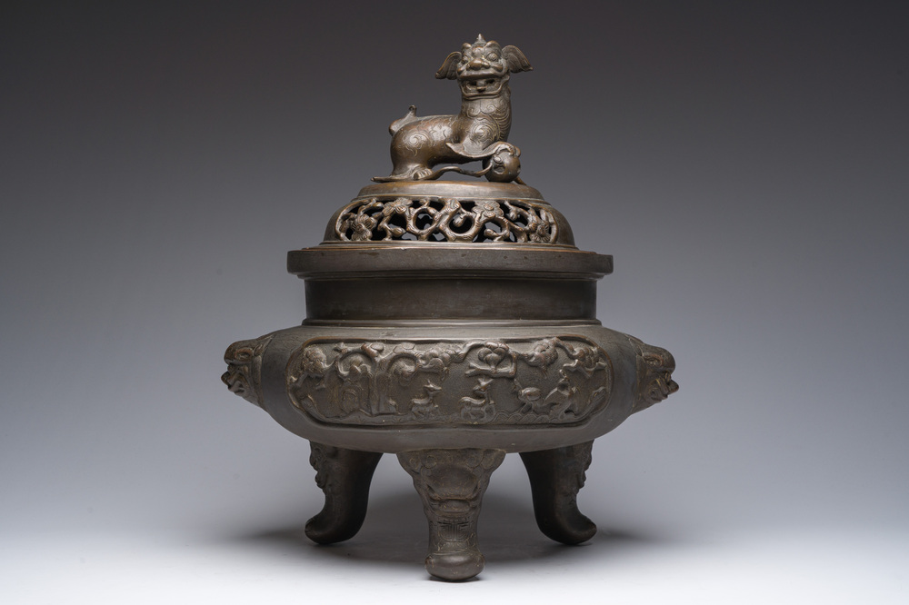 Important br&ucirc;le-parfum tripode &agrave; couvercle ajour&eacute; en bronze, Chine, 19&egrave;me si&egrave;cle