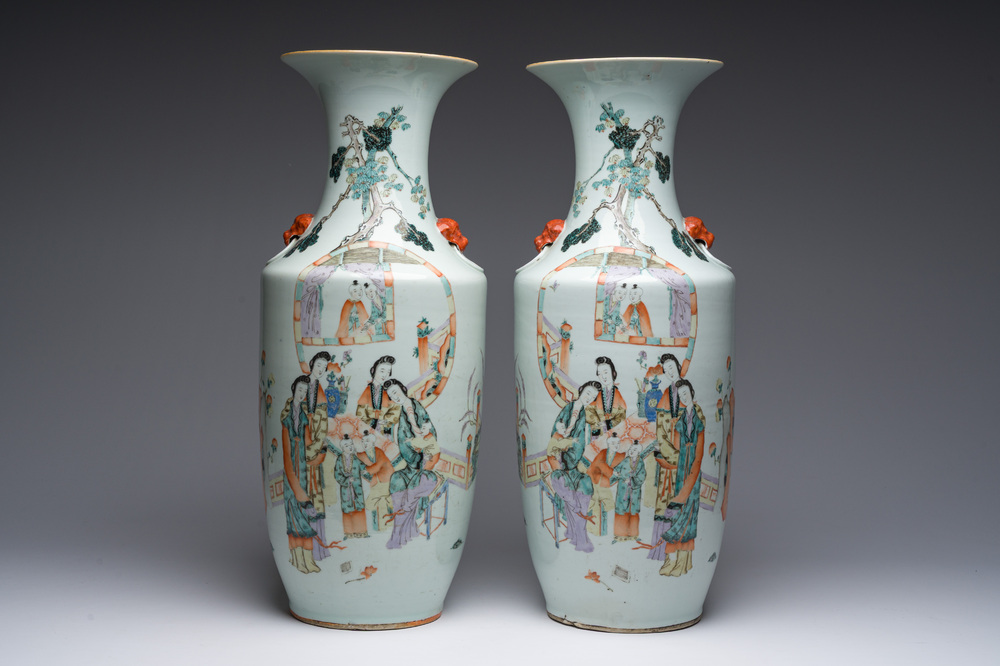 Paire de vases en porcelaine de Chine qianjiang cai &agrave; d&eacute;cor de dames et d'enfants sur une terrasse, 19&egrave;me/20&egrave;me si&egrave;cle