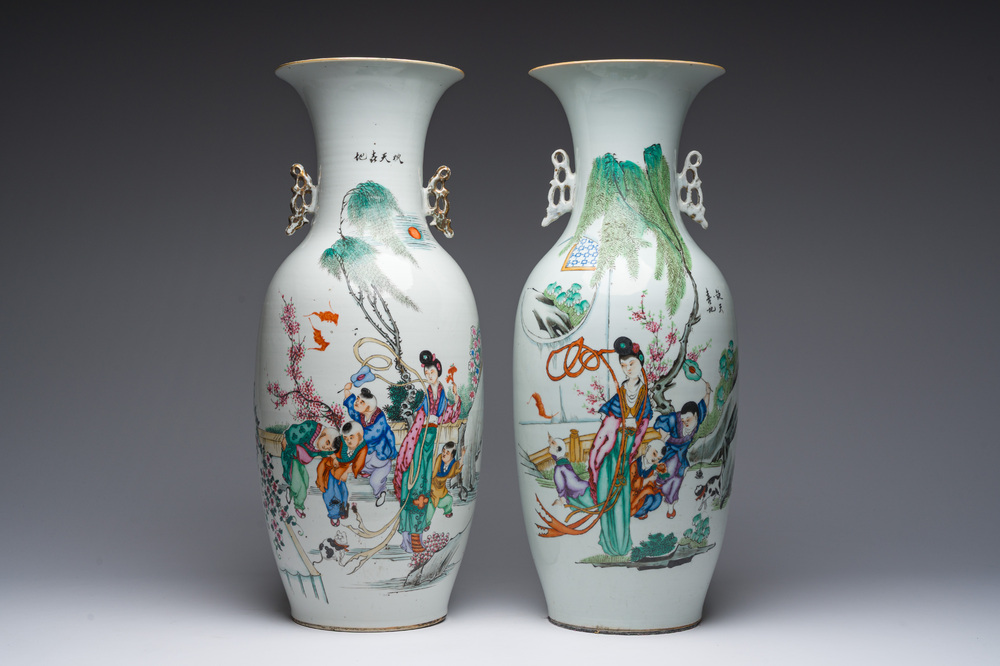 Deux vases en porcelaine de Chine famille rose &agrave; d&eacute;cor de dames et d'enfants dans un jardin, 19&egrave;me/20&egrave;me si&egrave;cle