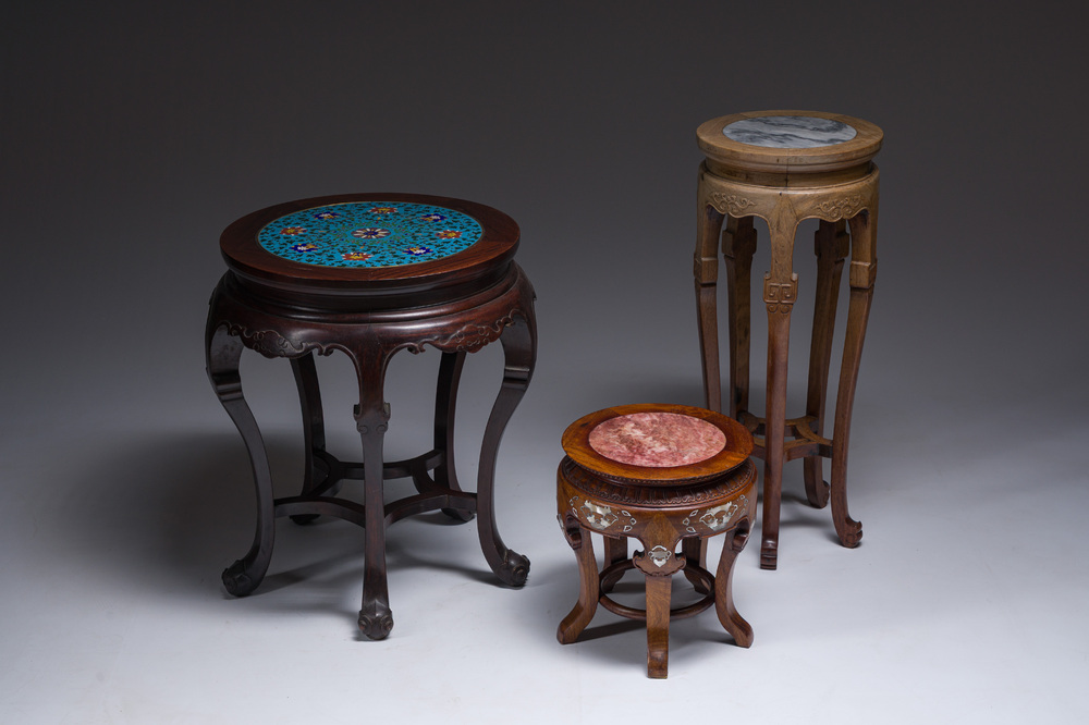 Trois socles en bois sculpt&eacute; aux dessus en &eacute;maux cloisonn&eacute;s, marbre et pierre de r&ecirc;ves, Chine, 20&egrave;me si&egrave;cle