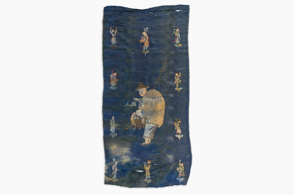 Tissu en soie brod&eacute;e &agrave; d&eacute;cor d'immortels, Chine, 19&egrave;me si&egrave;cle