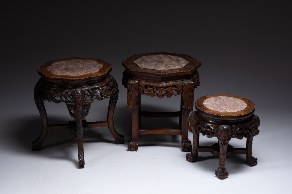 Trois socles en bois sculpt&eacute; et ajour&eacute; aux dessus en marbre, Chine, 20&egrave;me si&egrave;cle