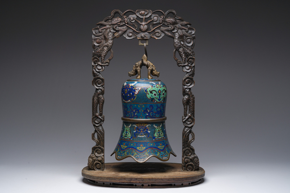 Gong en &eacute;maux cloisonn&eacute;s dans son support en bois sculpt&eacute;, Chine, 19&egrave;me/20&egrave;me si&egrave;cle