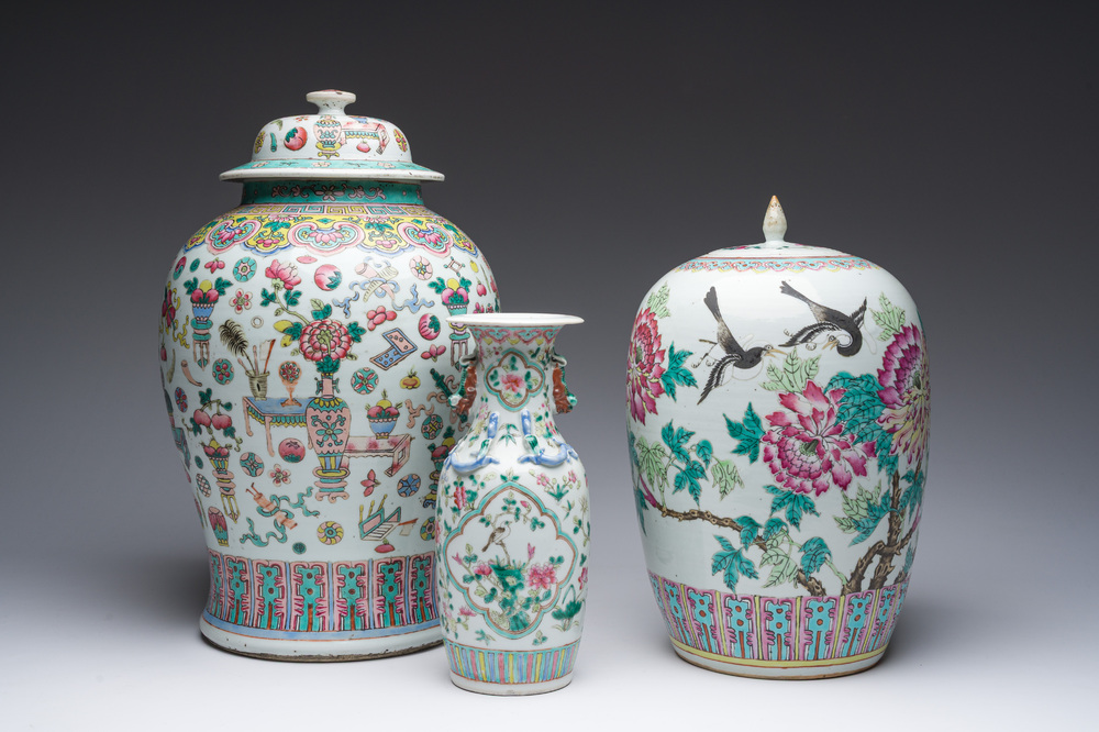 Deux pots couverts et un vase en porcelaine de Chine famille rose &agrave; d&eacute;cor floral et d'antiquit&eacute;s, 19&egrave;me/20&egrave;me si&egrave;cle