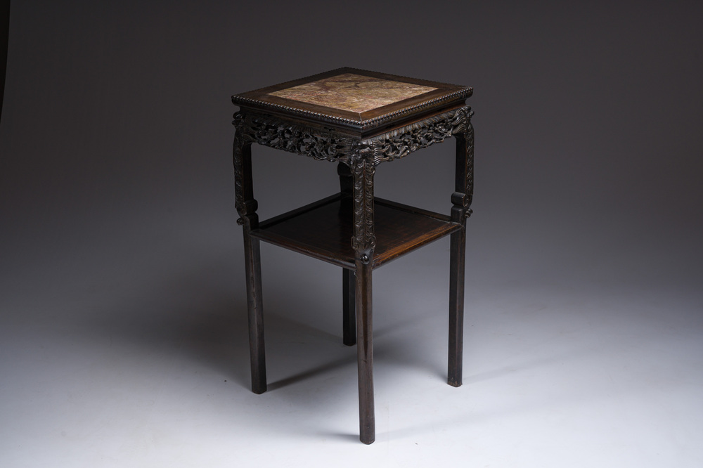 Socle de forme carr&eacute;e en bois sculpt&eacute; et ajour&eacute; au plateau en marbre, Chine, 19&egrave;me/20&egrave;me si&egrave;cle