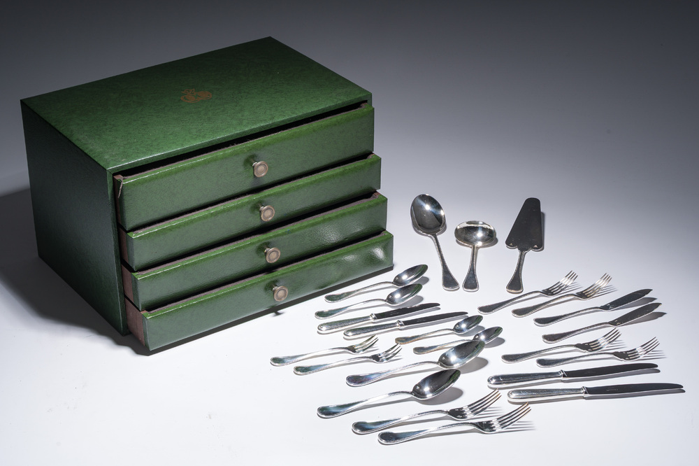 M&eacute;nag&egrave;re de 127 pi&egrave;ces dans la cassette d'origine, mod&egrave;le Perles, Christofle, France, 20&egrave;me si&egrave;cle