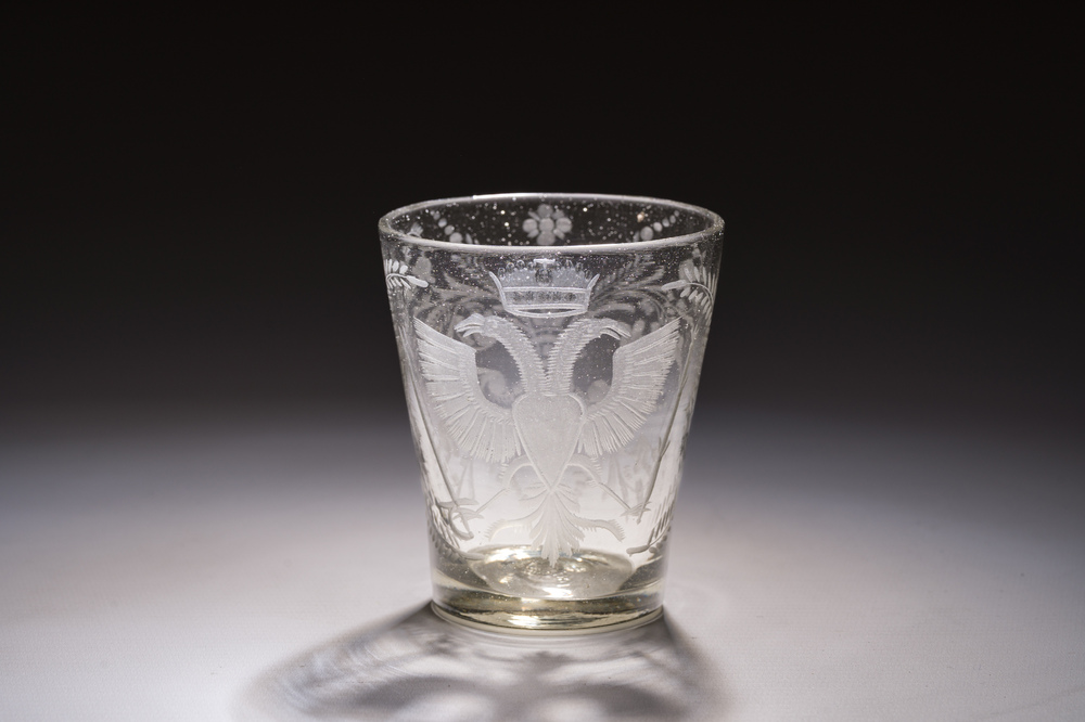 Coupe en verre grav&eacute; &agrave; d&eacute;cor floral et aigle &agrave; deux t&ecirc;tes, Allemagne, Potsdam, fin du 17&egrave;me si&egrave;cle