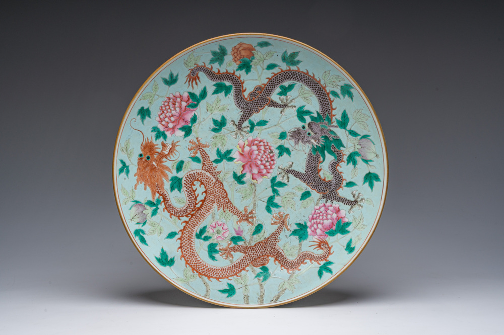 Plat en porcelaine de Chine famille rose &agrave; d&eacute;cor de dragons, marque de Kangxi, Guangxu