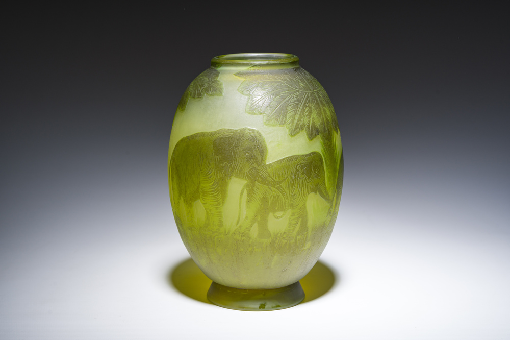 &Eacute;mile Gall&eacute; (1846-1904, &agrave; la mani&egrave;re de): Vase de style Art nouveau en verre cam&eacute;e vert &agrave; d&eacute;cor d'&eacute;l&eacute;phants, 20&egrave;me si&egrave;cle