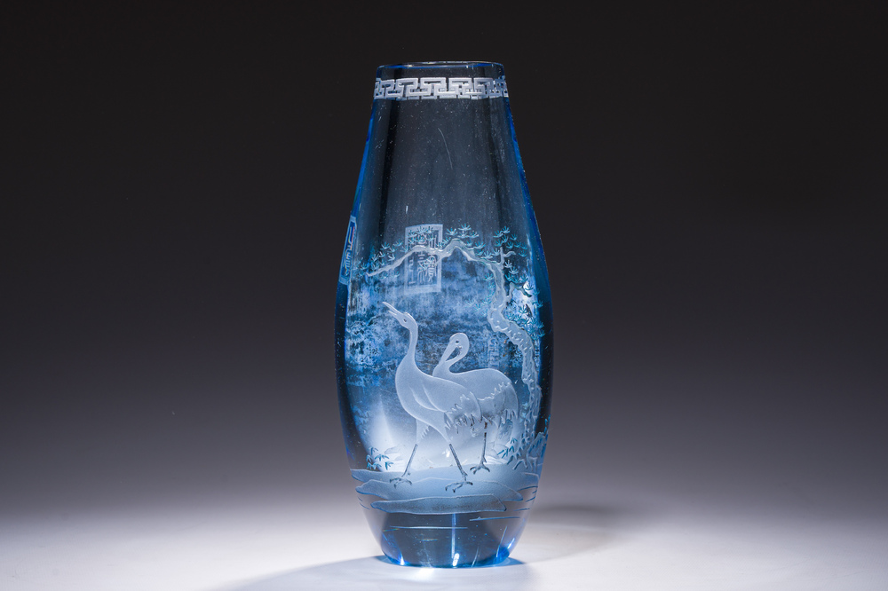 Vase en verre bleu clair &agrave; d&eacute;cor grav&eacute;, Chine, 20&egrave;me si&egrave;cle