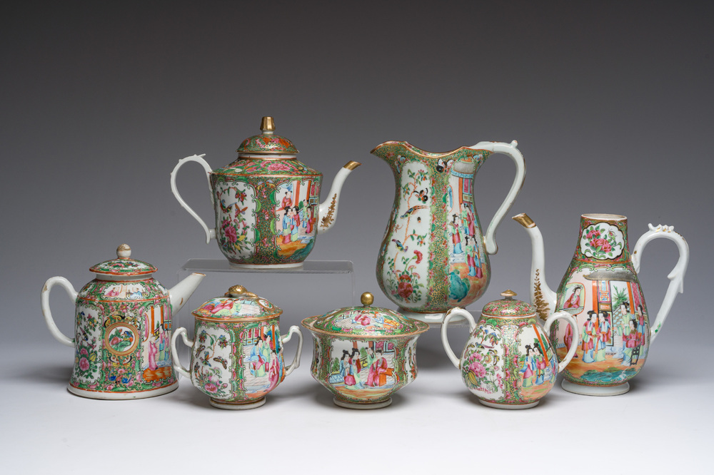 Collection vari&eacute;e de cruches, et de pots couverts en porcelaine de Chine famille rose de Canton &agrave; d&eacute;cor floral et de sc&egrave;nes de palais, 19&egrave;me si&egrave;cle