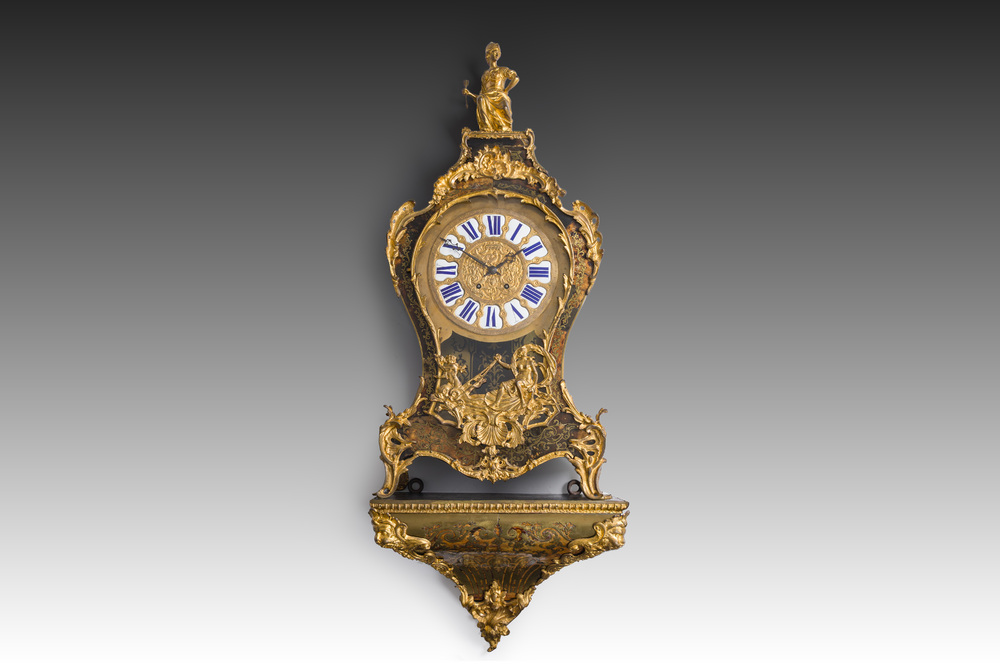 Importante pendule de style Louis XV sur console, France, 19&egrave;me si&egrave;cle