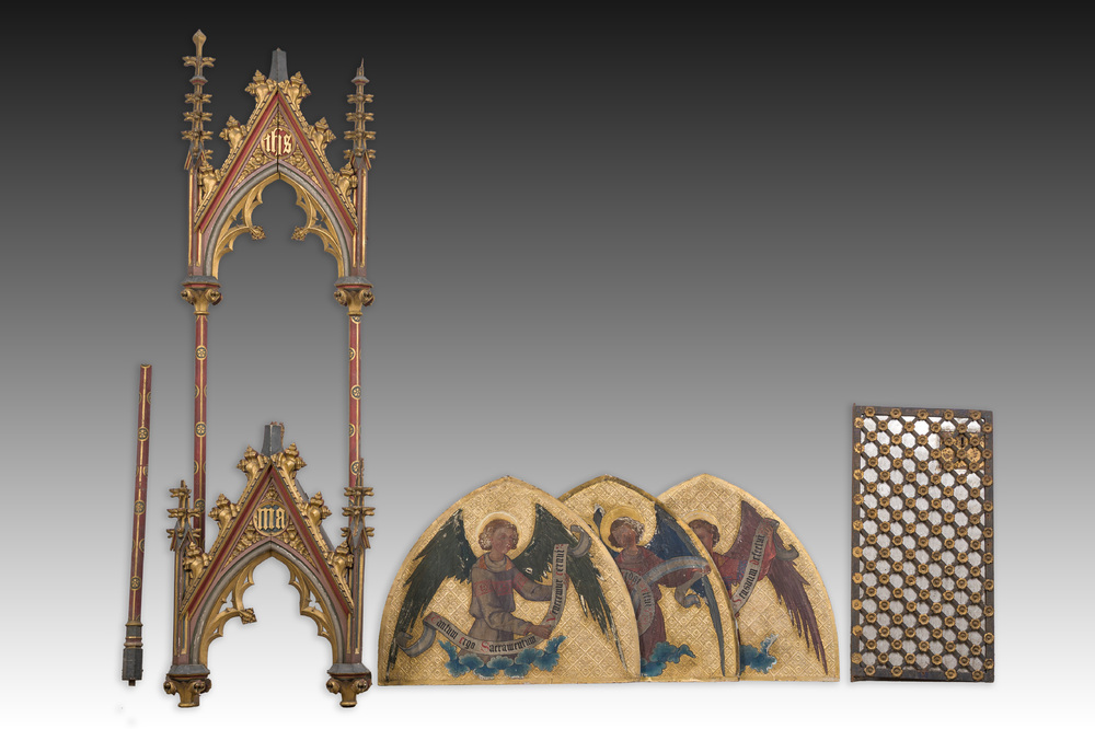Deux baldaquins en bois polychrome de style n&eacute;ogothique, trois panneaux peints et une porte de tabernacle, 19&egrave;me si&egrave;cle