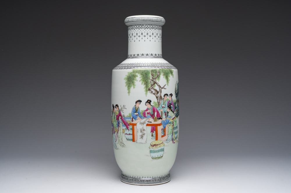 Vase de forme rouleau en porcelaine de Chine famille rose &agrave; d&eacute;cor de femmes &eacute;rudites, marque de Qianlong, 20&egrave;me si&egrave;cle