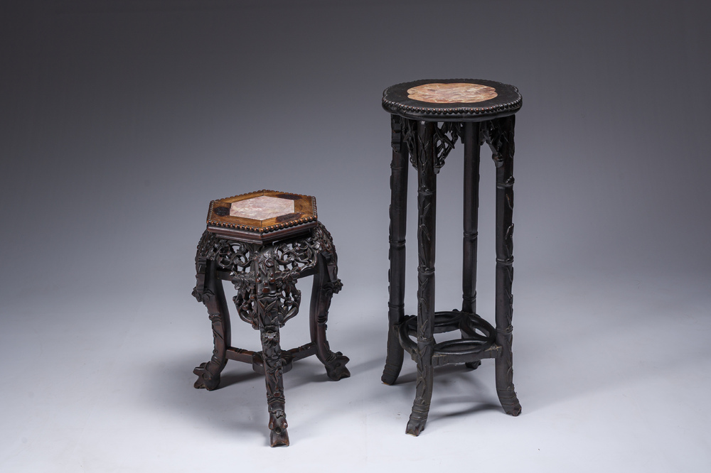 Deux socles en bois sculpt&eacute; et ajour&eacute; aux plateaux en marbre, Chine, 19&egrave;me/20&egrave;me si&egrave;cle