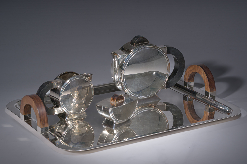 Service &agrave; caf&eacute; Art D&eacute;co de quatre pi&egrave;ces en m&eacute;tal argent&eacute;, mod&egrave;le Tonnelet, Christian Fjerdingstadt (1891-1968) pour Christofle, France, vers 1933