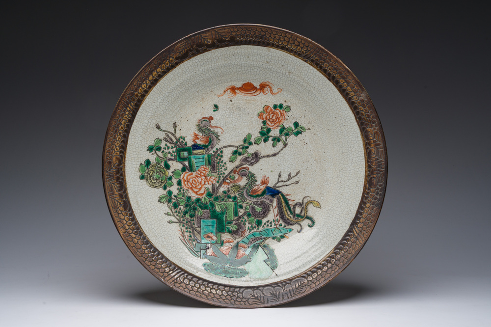 Plat en porcelaine de Chine famille verte dite 'de Nankin' &agrave; d&eacute;cor de ph&eacute;nix parmi des branches fleuries, 19&egrave;me/20&egrave;me si&egrave;cle
