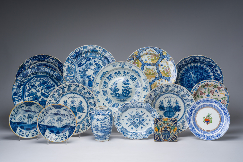 Collection vari&eacute;e en fa&iuml;ence de Delft polychrome et en bleu et blanc, la plupart 18&egrave;me si&egrave;cle
