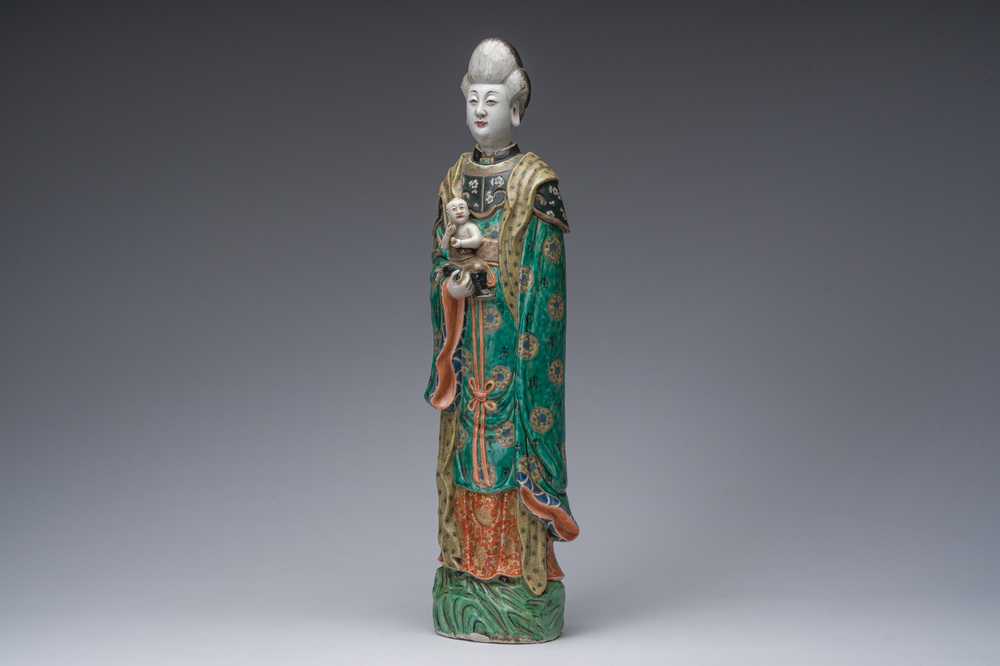 Importante figure d'une femme &agrave; l'enfant en porcelaine de Chine famille verte, 19&egrave;me si&egrave;cle