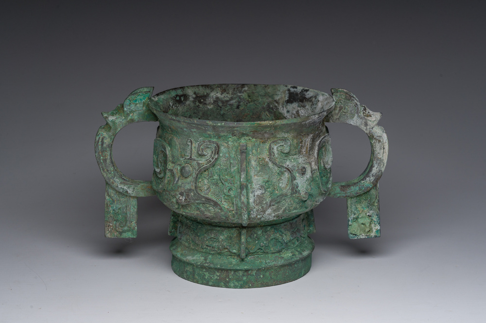Importante coupe rituelle en bronze de type 'gui', Chine, probablement &eacute;poque des Royaumes Combattants