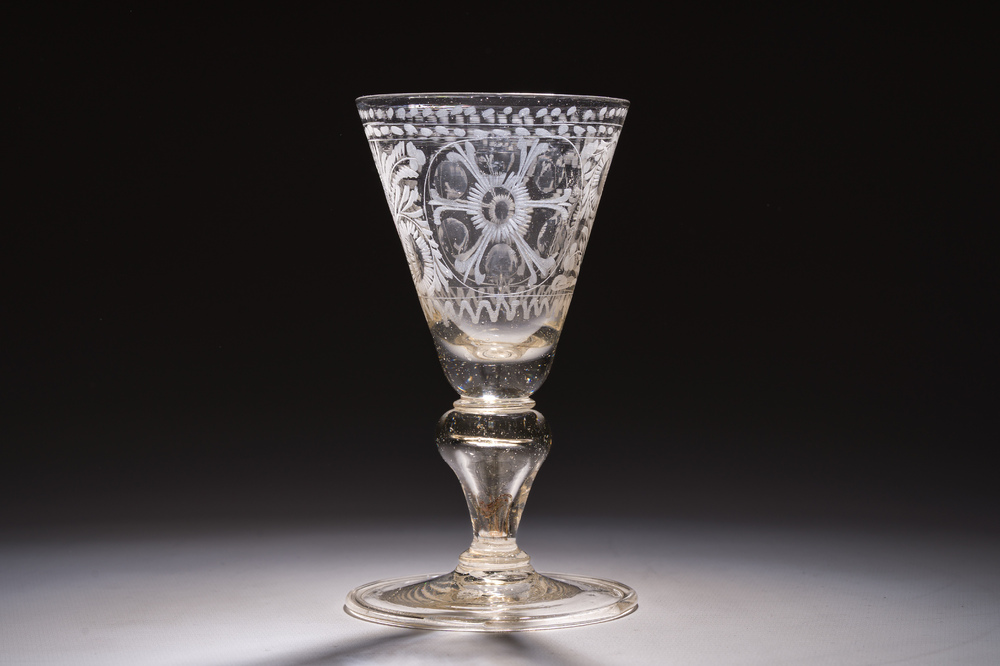 Verre balustre &agrave; d&eacute;cor floral grav&eacute;, Allemagne, Potsdam, fin du 17&egrave;me si&egrave;cle