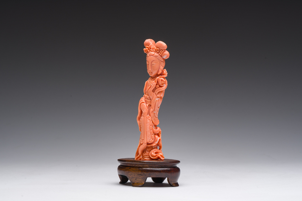 Figure d'une dame avec une branche fleurie en corail rouge sculpt&eacute;, Chine, 19&egrave;me/20&egrave;me si&egrave;cle
