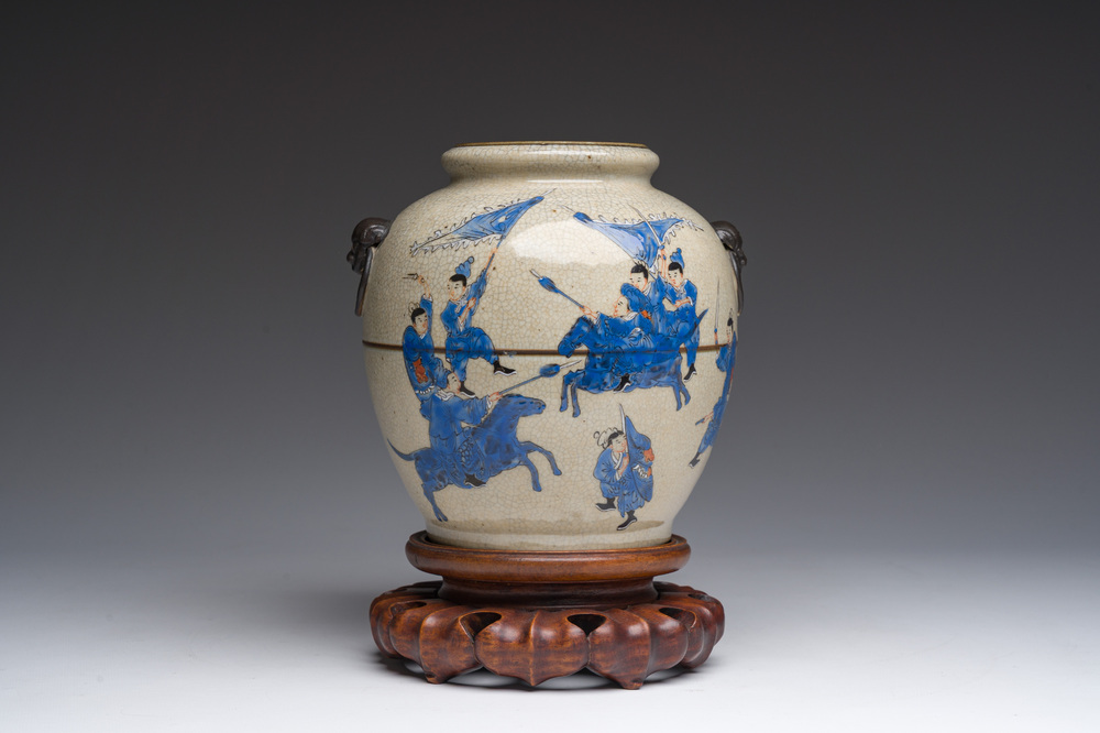 Vase en porcelaine de Chine polychrome dite 'de Nankin' &agrave; d&eacute;cor de sc&egrave;nes guerri&egrave;res, 19&egrave;me si&egrave;cle