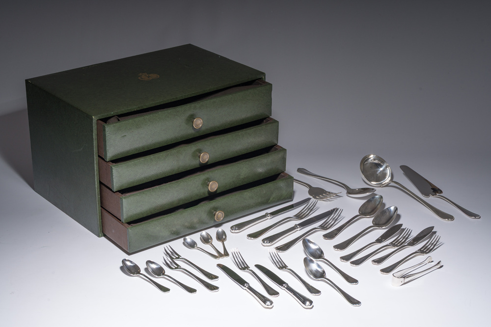 M&eacute;nag&egrave;re de 140 pi&egrave;ces dans la cassette d'origine, mod&egrave;le Spatours, Christofle, France, 20&egrave;me si&egrave;cle