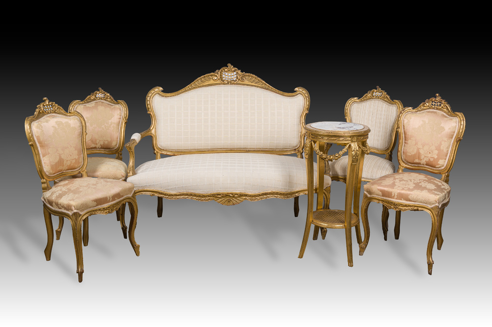 Ensemble de salon de 5 pi&egrave;ces de style Louis XV en bois dor&eacute; compr. un canap&eacute; et 4 chaises et un gu&eacute;ridon de style n&eacute;oclassique, 19&egrave;me/20&egrave;me si&egrave;cle
