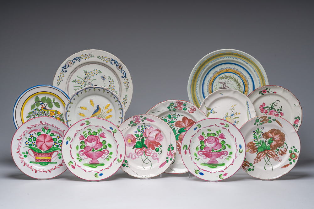 Collection vari&eacute;e de douze assiettes et plats en fa&iuml;ence polychrome, Bruxelles et France, 18&egrave;me/19&egrave;me si&egrave;cle