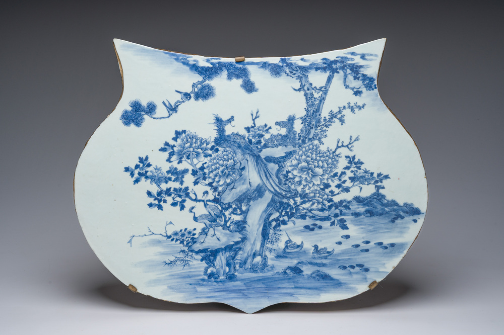 Grande plaque en forme de ruyi en porcelaine de Chine bleu et blanc &agrave; d&eacute;cor de ph&eacute;nix dans un pasage, 19&egrave;me si&egrave;cle