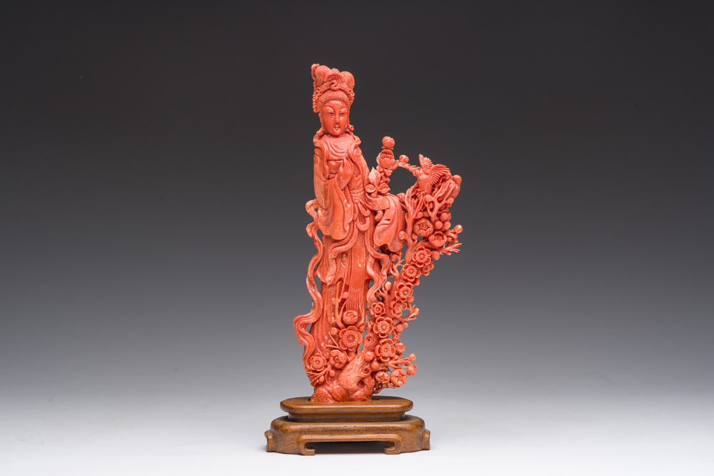 Figure d'une dame avec un oiseau en corail rouge sculpt&eacute;, Chine, 19&egrave;me/20&egrave;me