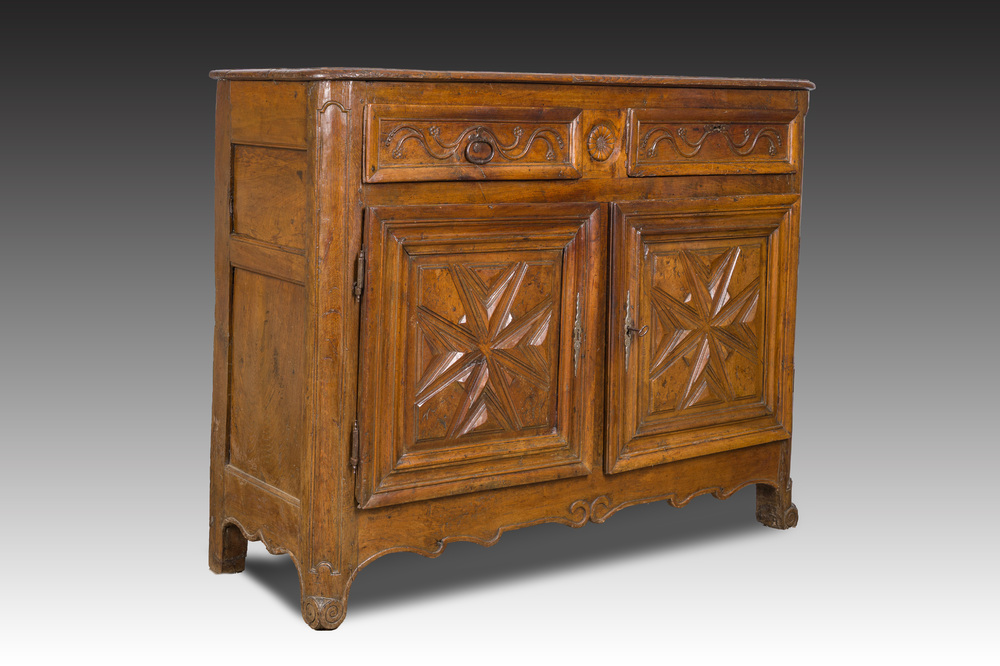 Armoire importante en bois &agrave; deux portes avec la croix de Malte, France, 17&egrave;me si&egrave;cle