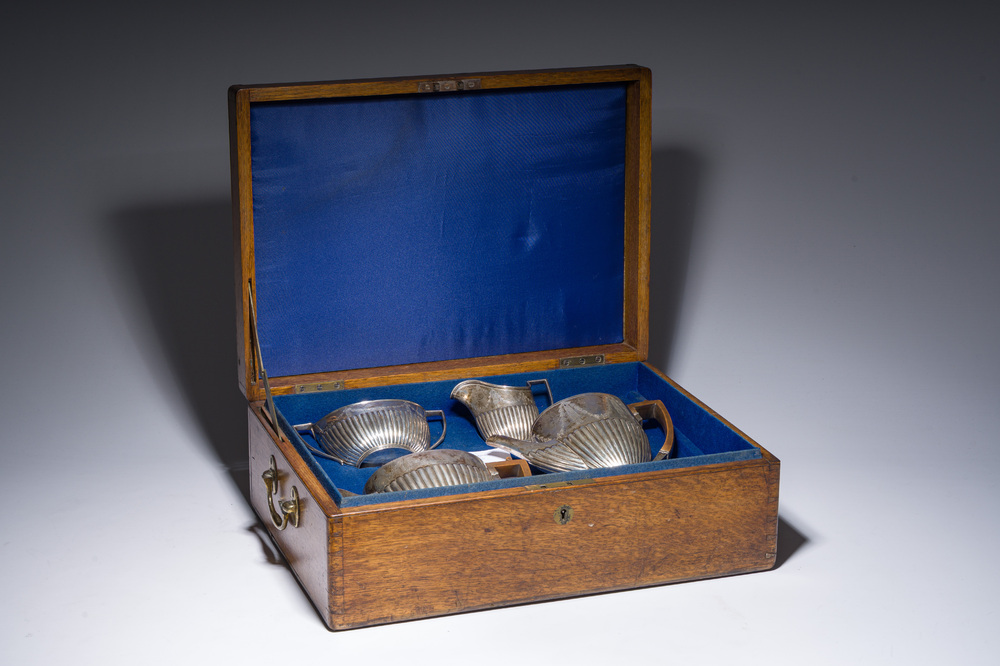 Service &agrave; caf&eacute; et &agrave; th&eacute; de quatre pi&egrave;ces en argent dans son coffret en bois d'origine, poin&ccedil;on de ma&icirc;tre Walter &amp; John Barnard, Londres, dat&eacute; 1882