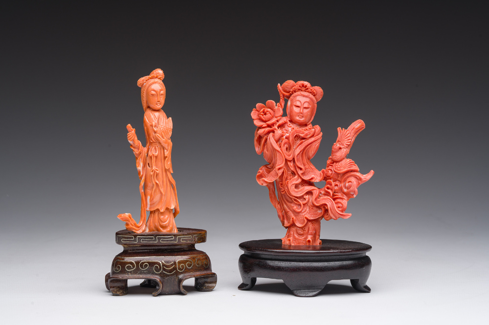 Deux figures d'une dame en corail rouge sculpt&eacute;, Chine, 19&egrave;me/20&egrave;me si&egrave;cle