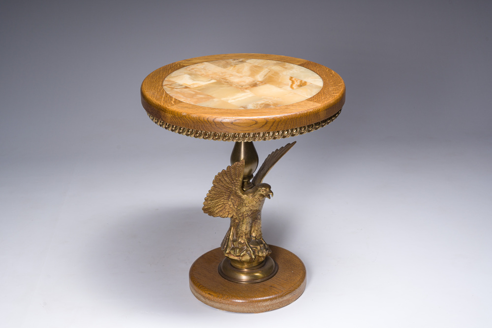 Table d'appoint au plateau en onyx sur base en forme d'aigle en bronze dor&eacute;, ann&eacute;es '60/'70