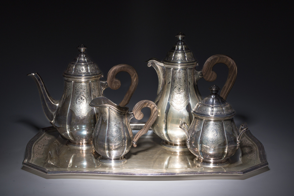 Service &agrave; caf&eacute; et &agrave; th&eacute; de cinq pi&egrave;ces en argent richement d&eacute;cor&eacute;, poin&ccedil;on de ma&icirc;tre Delheid, Belgique, 19&egrave;me/20&egrave;me si&egrave;cle