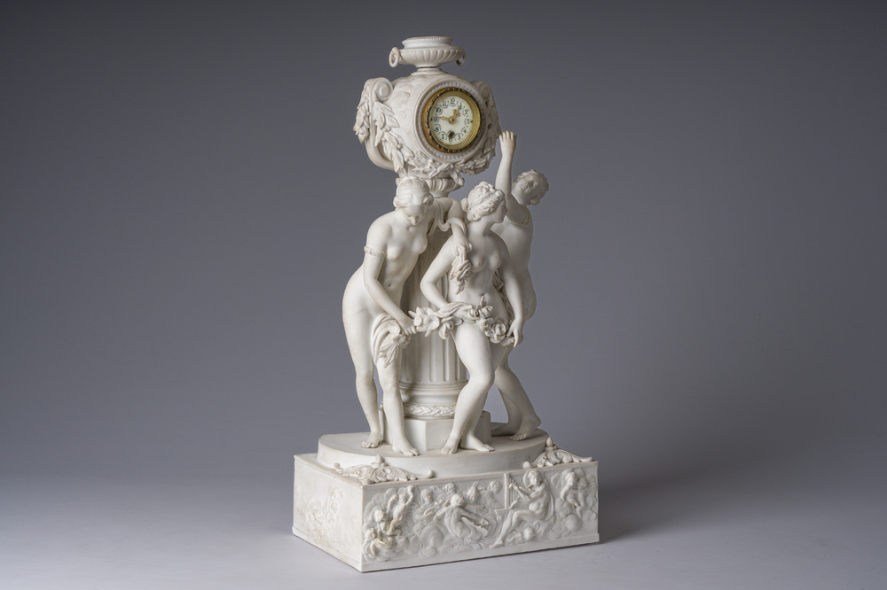 Pendule de chemin&eacute;e en biscuit de style S&egrave;vres &agrave; d&eacute;cor de 'Trois Gr&acirc;ces', probablement Volkstedt-Rudoltadt, fin du 19&egrave;me si&egrave;cle