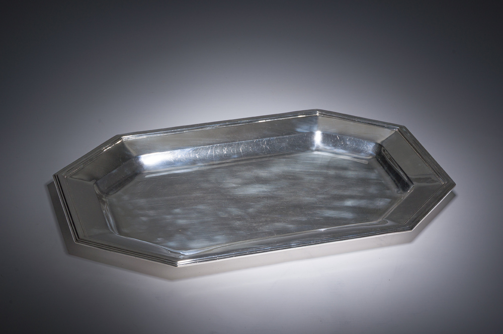 Plat octogonal de type 'Antin&eacute;a' en argent, 800/000, poin&ccedil;on de ma&icirc;tre Delheid, Belgique, deuxi&egrave;me quart du 20&egrave;me si&egrave;cle