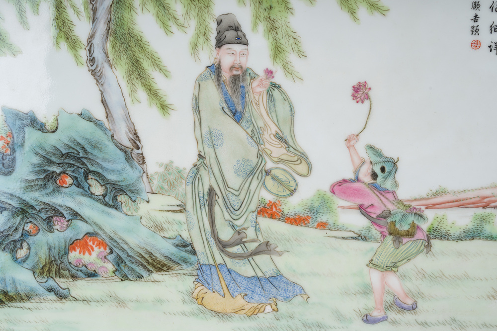 Plaque en porcelaine de Chine famille rose &agrave; d&eacute;cor d'immortel et son serviteur, R&eacute;publique, 20&egrave;me si&egrave;cle