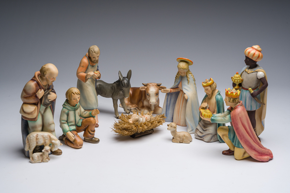 Cr&egrave;che de No&euml;l de type Hummel en biscuit &agrave; d&eacute;cor polychrome en dix pi&egrave;ces, Goebel, Allemagne, dat&eacute; 1951