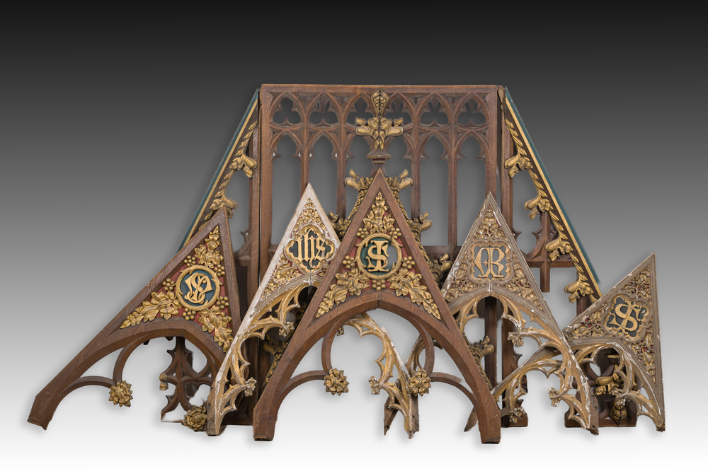 Collection vari&eacute;e de sculptures architecturales de style n&eacute;ogothique en bois partiellement dor&eacute; et polychrom&eacute;, Belgique, vers 1900