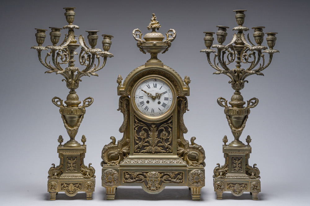 Garniture de chemin&eacute;e de trois pi&egrave;ces en bronze partiellement dor&eacute;, France, 19&egrave;me si&egrave;cle