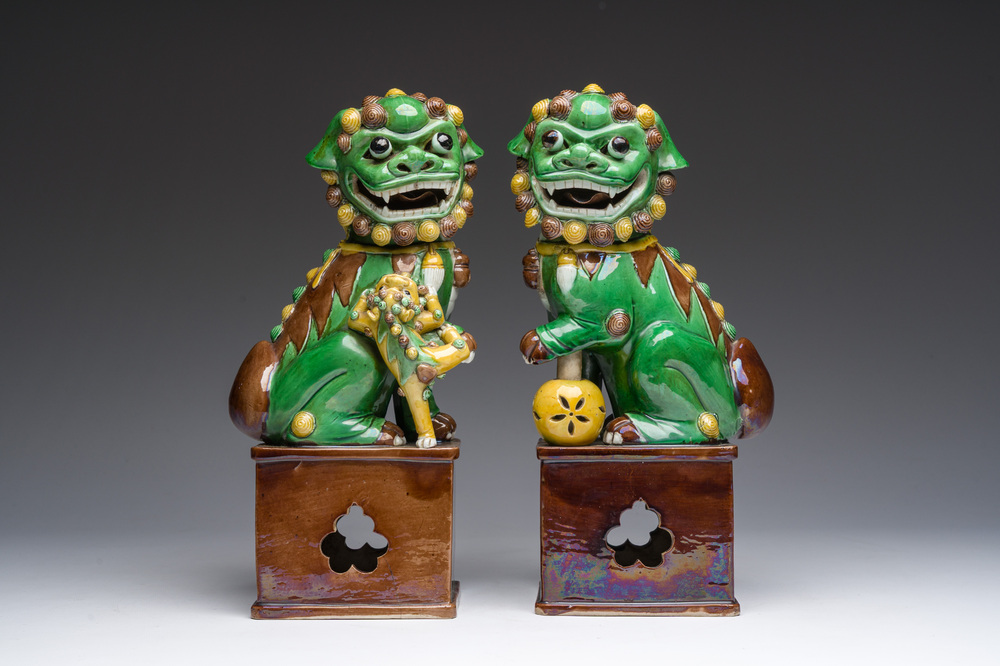 Paire de mod&egrave;les de lion bouddhiste en biscuit &eacute;maille verte, 19&egrave;me si&egrave;cle