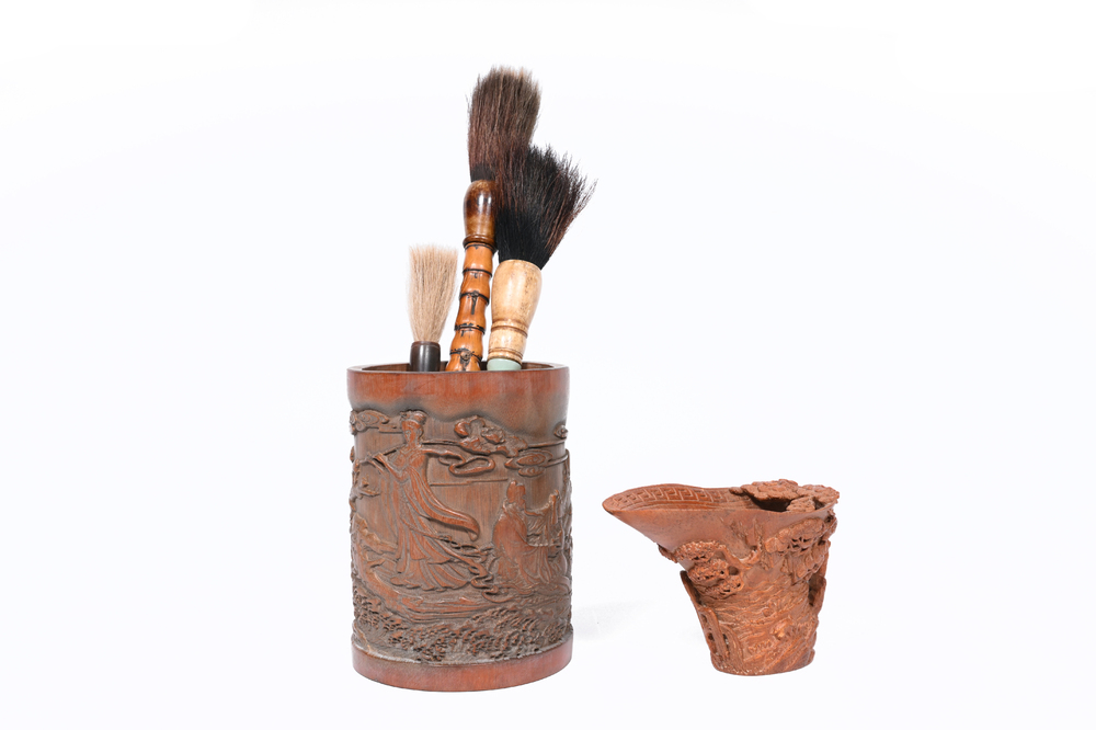 Un pot &agrave; pinceaux en bois sculpt&eacute; avec trois pinceaux de calligraphie et une coupe libatoitr en bambou, Chine, 19&egrave;me/20&egrave;me si&egrave;cle