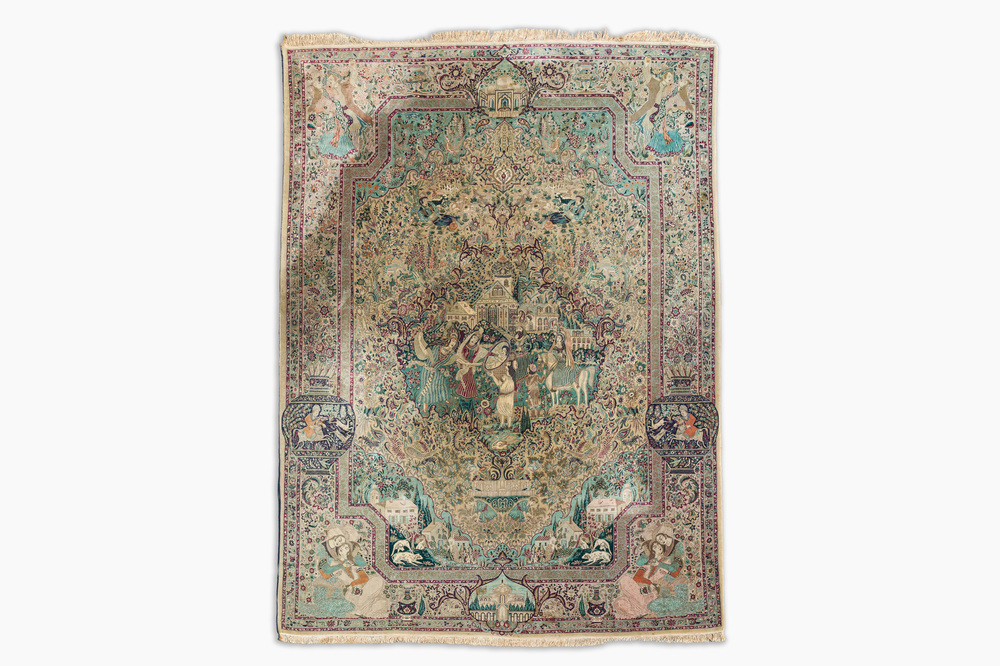 Tapis oriental de type Tabriz &agrave; d&eacute;cor de sc&egrave;nes anim&eacute;es, laine sur coton, 20&egrave;me si&egrave;cle